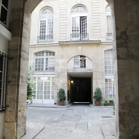 Louvre Bourdonnais Apartment
